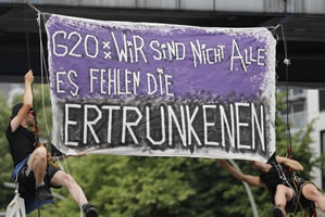 Banner über der G20-Demo am 8.7.2017 in Hamburg: "Wir sind nicht alle - es fehlen die Ertrunkenen"