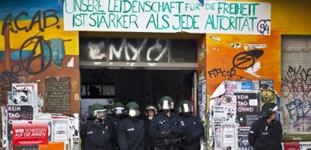 Rigaer94: Schläge, Beleidigungen, Drohungen – wenn das SEK Berlin eine Hausbegehung macht