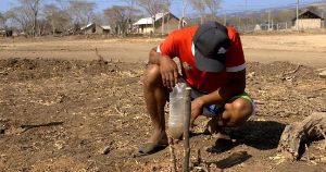 Ins trockene Hinterland vertrieben: Kolumbien 2015 müssen Menschen für bergbaumultis Platz machen