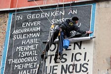 In Gedenken an die OPfer des NSU - Wandbildaktion vom Bündnis gegen Rassismus am 8. Februar 2016 in Berlin (Umbruch Bildarchiv)