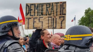 Eine der vielen spontanen Demos in Frankreich gegen eine Regierung, die für ihr Arbeitsgesetz das Dekretverfahren wählt - hier in Paris kamen am 10.5.2016 etwa 2.000 Menschen - ohne Aufruf...