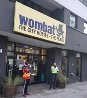 Ausstand in Herberge: Mitarbeiter von Berliner Wombat’s City Hostel im Warnstreik. Gefordert werden bessere Löhne und mehr Anerkennung