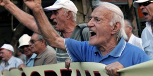 Griechische Rentner protestieren in athen im April 2018 - wohl nicht, weil die Krise vorbei ist---