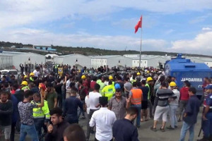Flughafen Istanbul 15.9.2018: Wasserwerfer fahren gegen streikende Bauarbeiter vor