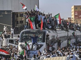 Zur Ikone der Bewegung im Sudan geworden: Der Zug aus Atbara bringt Demostranten nach Khartum