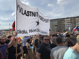 Es gab auch Linke bei der Prager Demo am 22.6.2019 - dieser hier fordern die Enteignung des Ministerpräsidenten