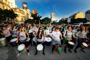 Demonstration für Abtreibungs-Legalisierung iin Buenos Aires mit 500.000 Frauen gegen den Senat, der das Gesetz torpedierte