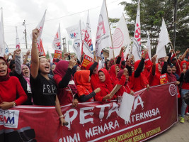 Juli 2019: Eine der vielen Solidaritätsaktionen mit der festgenommenen Gewerkschafterin beim Fischereikonzern BMI in Indonesien