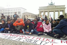 Non-Citizens im Hungerstreik am Brandenburger Tor am Pariser Platz, Berlin, vom 09. Oktober 2013 an