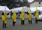 Protest gegen Heldengedenken: Bananen für die Bundeswehr