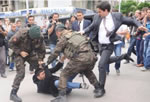 Yusuf Yerkel, stellvertretender Stabschef von Premierminister Tayyip Erdoğan, tritt am 13. Mai 2014 mehrmals auf einen Bergarbeiterdemonstranten