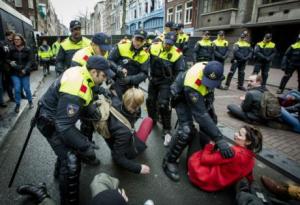 amsterdamer polizei gegen studenten