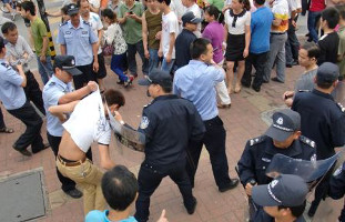 Polizeiüberfall auf streikende Schuharbeiter Südchina April 2015