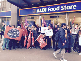 Protest vor Aldi Melbourne am 21. Juli 2015 - Solidarität mit der Belegschaft des bengalischen Zulieferers Swan