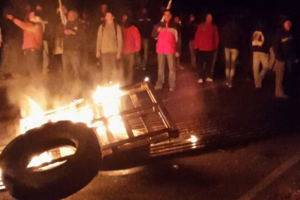 Erste Proteste gegen den Polizeimord an einem streikenden Kupferarbeiter in Chile am 24. Juli 2015