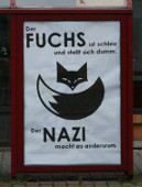 Der Fuchs ist schlau und stellt sich dumm, der Nazi macht es andersum. Plakataktion in Freital, Juli 2015