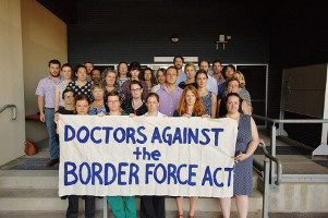 Australische Ärzte gegen Berichtsverbot aus Flüchtlingslagern Juli 2015