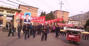 Chinesische Arbeiter eines staatlichen bergwerks fordern Lohnauszahlung im März 2015