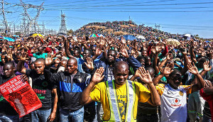 Demonstration der Streikenden in Marikana - zwei Tage vor dem Terror der südafrikanischen Polizei