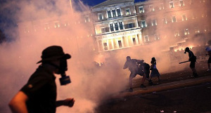 Auch an dieser Demonstration in Athen im Juli 2015 beteiligten sich viele Menschen, die wie die Autorin des Beitrags sich irgendwie durchschlagen müssen