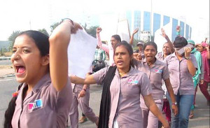 Die ASTI-Frauen beim Streik im März 2015 - einer der heftigen Arbeitskämpfe in Indien, bei dem Frauen eine entscheiden Rolle spielten