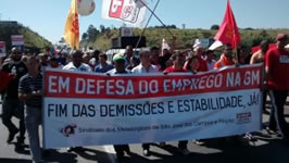 Autobahnblockade im brasilianischen Sao Jose am 14. August 2015: GM Belegschaft im Streik gegen Entlassungen