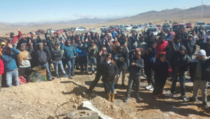 Die Streikenden der Salvador Mine in Chile protestieren Ende Juli 2015 gegen die Ermordung eines Streikenden durch Spezialeinheiten der Polizei