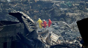 Chinesische Feuerwehrleute suchen nach vermissten Opfern in Tianjin - in der Mehrzahl ihre Kollegen August 2015