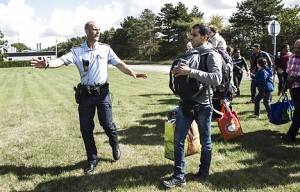 Vergeblicher Versuch der dänsichen Polizei, Flüchtlinge an der Durchreise zu hindern - am 9. September 2015