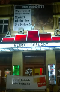 Foto: Andreas Köhn: Plakat am Kino Babylon: „Boykott“ und „Deutsche! Wehrt euch! Kauft nicht im Babylon!“