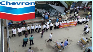 Gewerkschaftsdemo vor Chevron in Bangladesch im Juni 2015