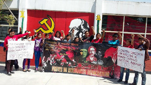 Linke mexikanische StudentInnen solidarisch mit kämpfenden Schuharbeiterinnen im Oktober 2015