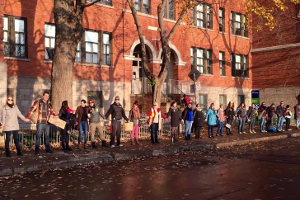 Menschenkette vor Schule - Protestform in Paris 22.11.2015