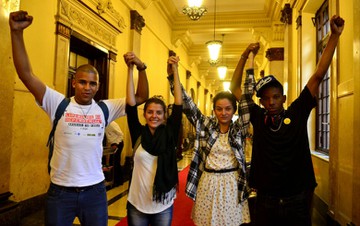 Siegreiche Schüler in Sao Paulo feieren 23.11.2015