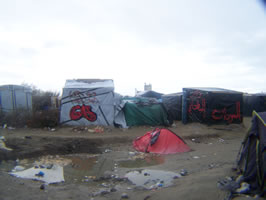 Reportage aus Calais von Bernard Schmid im Dezember 2015: der MigrantInnen- Slum von Calais - Let's go England / GB