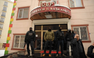Terrorgang besetzt das Rathaus von Diyarbakir - Januar 2016: Polizei vermummt