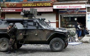 Panzerwagen vor einem kurdischen Terroristennest, wie immer auf der Hauptstraße hier in einem Stadtteil von Diyarbakir im Dezember 2015