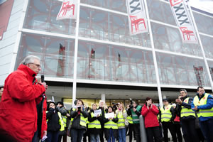 Solidaritätsdemo der Alstom-Belegschaft mit der XXXLMann-Servicebelegschaft vor dem Mannheimer XXXL Mannn-Haus am 4.2.2016, Foto von Helmut Roos, Mannheim