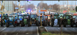 Farmer blockieren Autobahn in Athen am 1.2.2016