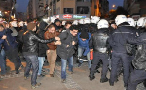 Izmir/ Türkei, 9. Februar 2016: Polizeiübergriff auf Friedensblock (sendika.org)