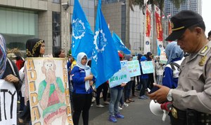 Indonesische Arbeiterinnen protestieren vor der japanischen Botschaft in Djakarta weil ihnen Mizuno Sports Entschädigung schuldet - März 2016