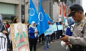 Indonesische Arbeiterinnen protestieren vor der japanischen Botschaft in Djakarta weil ihnen Mizuno Sports Entschädigung schuldet - März 2016