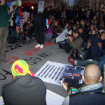 #NuitDebout: gemeinsame VV mit den Leuten aus Congo-Brazzaville. Das Plakat in der Mitte auf dem Boden, das französische Verbrechen in Afrika thematisiert, zeigt Vincent Bolloré (LabourNet berichtete) (Foto: Bernard Schmid)