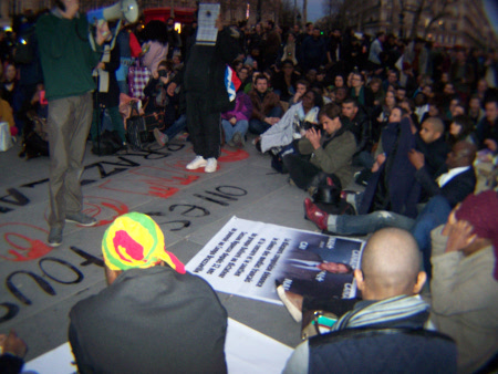 #NuitDebout: gemeinsame VV mit den Leuten aus Congo-Brazzaville. Das Plakat in der Mitte auf dem Boden, das französische Verbrechen in Afrika thematisiert, zeigt Vincent Bolloré (LabourNet berichtete) (Foto: Bernard Schmid)