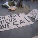 #NuitDebout: Am Rande einer Vollversammlung auf der Pariser place de la République: Pinseln von Demo-Transparenten (Foto: Bernard Schmid)