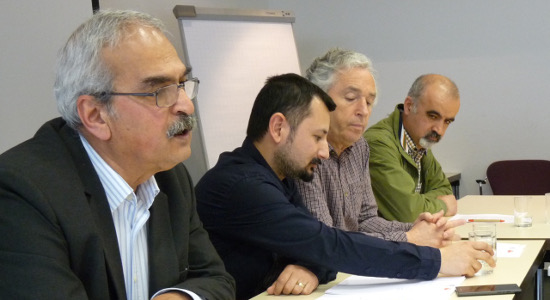 Suleyman Ateş (GEW) erläutert bei der Pressekonferenz im Düsseldorfer DGB-Hausn die Forderungen der Gewerkschafter. Solidarisch an seiner Seite (vlnr): Mahir Sahin (IG BAU), Helmut Born (ver.di) und Hayri Cakir (DGB Krefeld). Foto: Uwe Koopmann