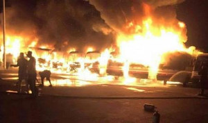 1. Mai 2016 in Saudi Arabieb - Arbeiter setzen Busse in Brand