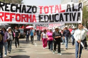 Mexiko: Demonstration (trotz Verbot mit etwa 10.000 TeilnehmerInnen) in Oaxaca - die Opposition der Lehrergewerkschaft lässt sich am 24.5.2016 ihr Demonstrationsrecht nicht nehmen