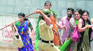 1. Mai in Bangalore - trotz Polizeiterror kämpfen die Textilarbeiterinnen weiter