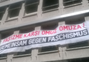 Fasizme Karsi Omuz Omuza - Gemeinsam gegen Faschismus.Transparent am DGB-Haus Düsseldorf, dem Startpunkt der rechten Demo